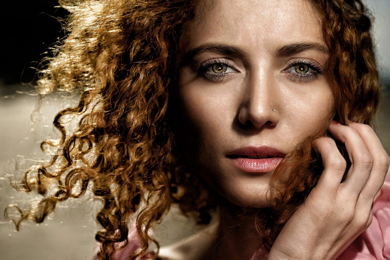 אישה עם שיער מתולתל